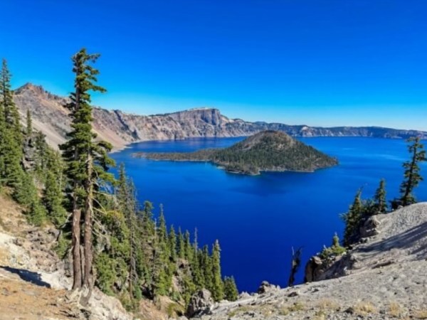 火山口湖，女神能量（一）【雪士达山疗愈之旅 14】——你已成为这片圣地的能量延伸——你所到之处，皆是火山口湖的平静与深蓝的映射