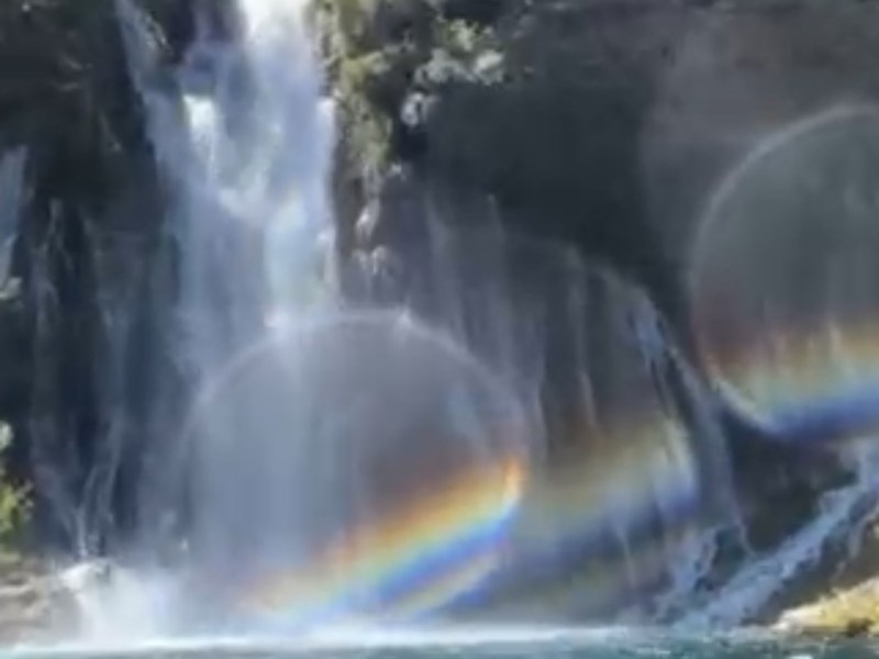 伯尼瀑布，彩虹之歌（一）【雪士达山疗愈之旅（20】——伯尼瀑布如同一座“自然圣殿”，冲刷停滞的情绪和旧有的思维模式，释放隐藏在潜意识深处的焦虑或悲伤