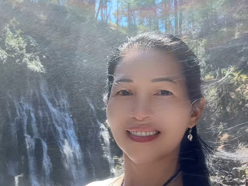 伯尼瀑布，彩虹之歌（三）【雪士达山疗愈之旅（22】——站在瀑布前，人会感受到一种“灵魂被净化”的震动，仿佛旧有的创伤、负面情绪都被冲刷，回归纯净