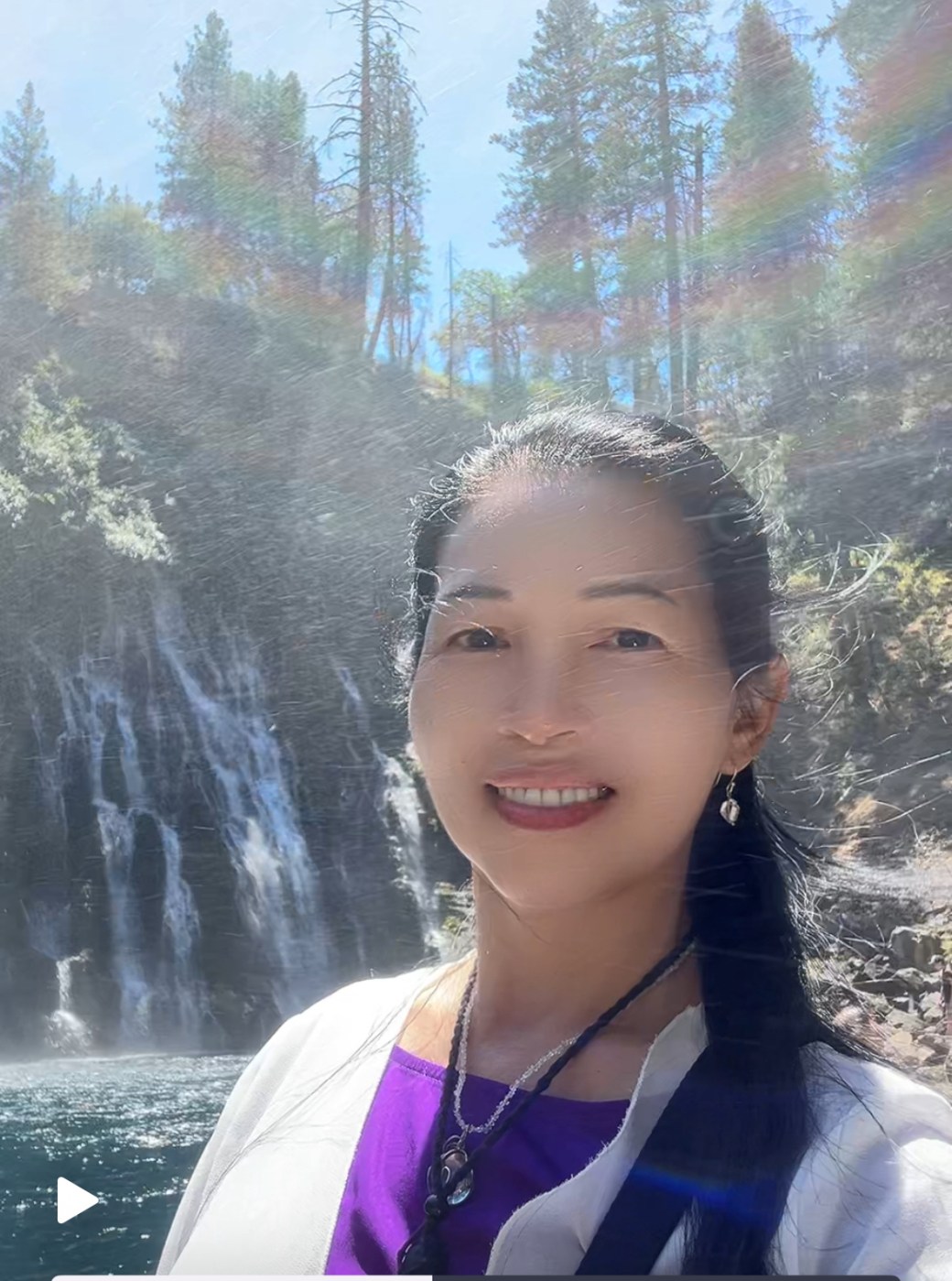 伯尼瀑布,彩虹之歌(三)【雪士达山疗愈之旅(22】——站在瀑布前,人会感受到一种“灵魂被净化”的震动,仿佛旧有的创伤、负面情绪都被冲刷,回归纯净