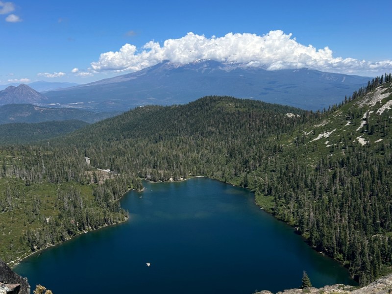 城堡湖与心湖，爱之疗愈矩阵（一）【雪士达山疗愈之旅（35】——心湖的涟漪正是你在时间中散落的光点，回归源头并非向上攀登，而是向内心最温柔的凹陷处俯身