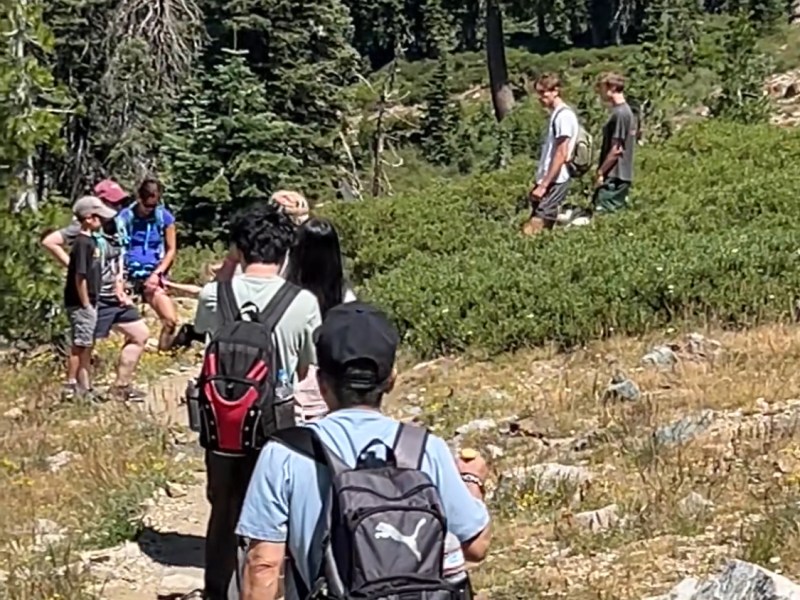 城堡湖与心湖，爱之疗愈矩阵（三）【雪士达山疗愈之旅 37】——登上城堡峭壁顶峰，俯瞰城堡湖化作心形湖