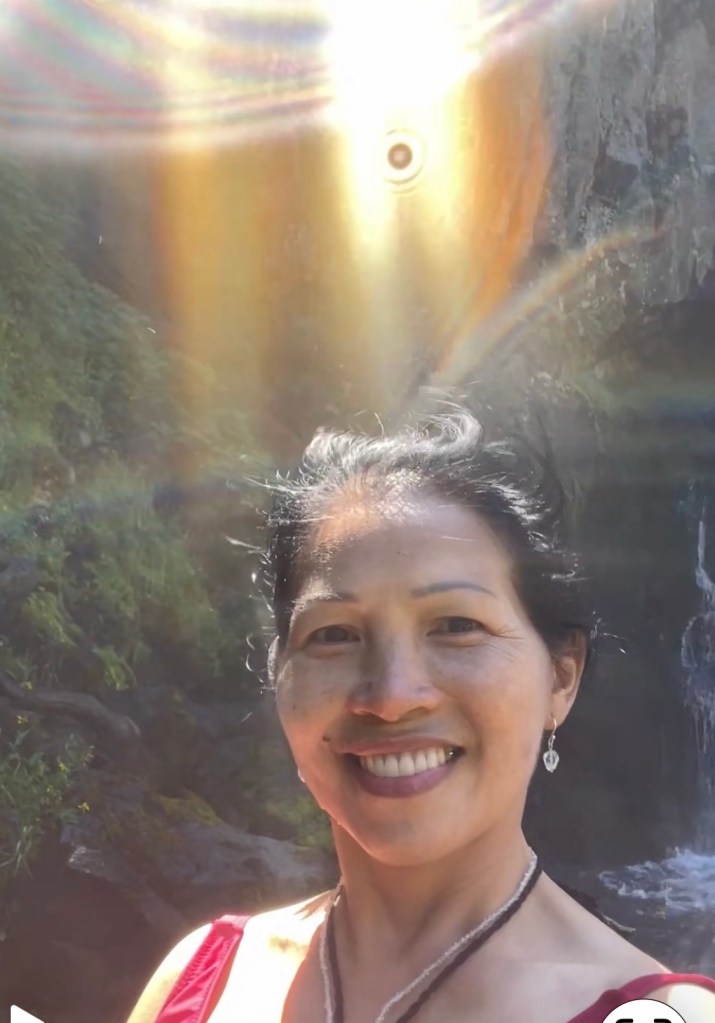 麦克劳瀑布，彩虹光之舞（二）【雪士达山疗愈之旅 54】——当水珠将阳光析解成七重光谱的瞬间，是我们超越形体的永恒共舞