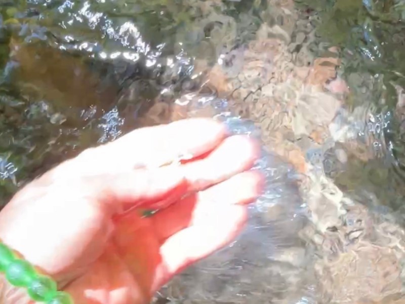 三访源头水，见证液态光【雪士达山疗愈之旅 59】——泉水从洞穴中倾泻而出溅起的水珠，携带着神圣光芒，如彩虹灿烂，如星光璀璨