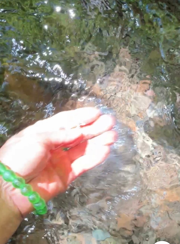 三访源头水，见证液态光【雪士达山疗愈之旅 59】——泉水从洞穴中倾泻而出溅起的水珠，携带着神圣光芒，如彩虹灿烂，如星光璀璨