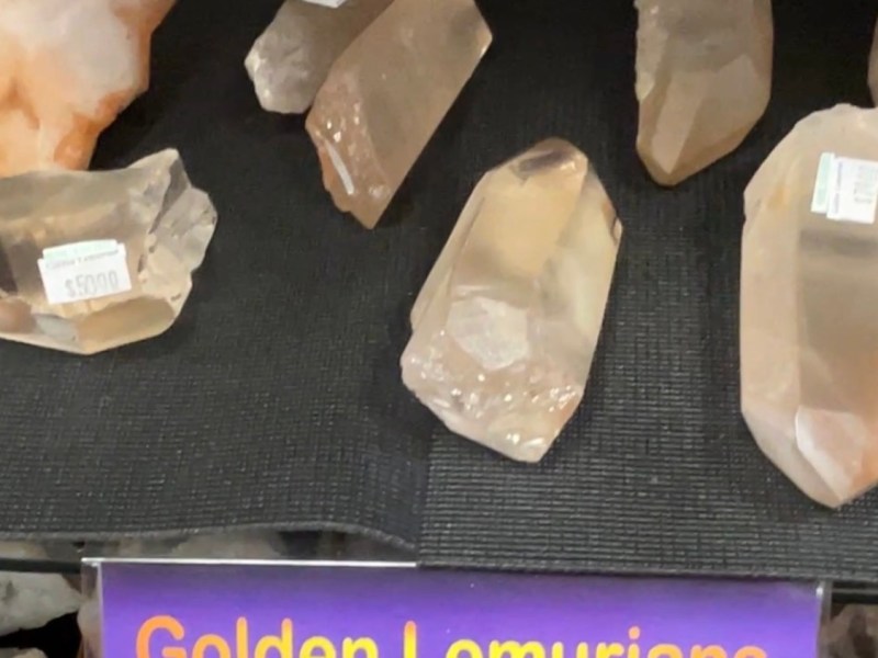 拜访水晶商店，与星际家人重聚【雪士达山疗愈之旅 60】——水晶以无声的光语与你沟通，这种超越言语的交流在以太层面重塑着你的光体结构，为接下来的灵性飞跃做准备