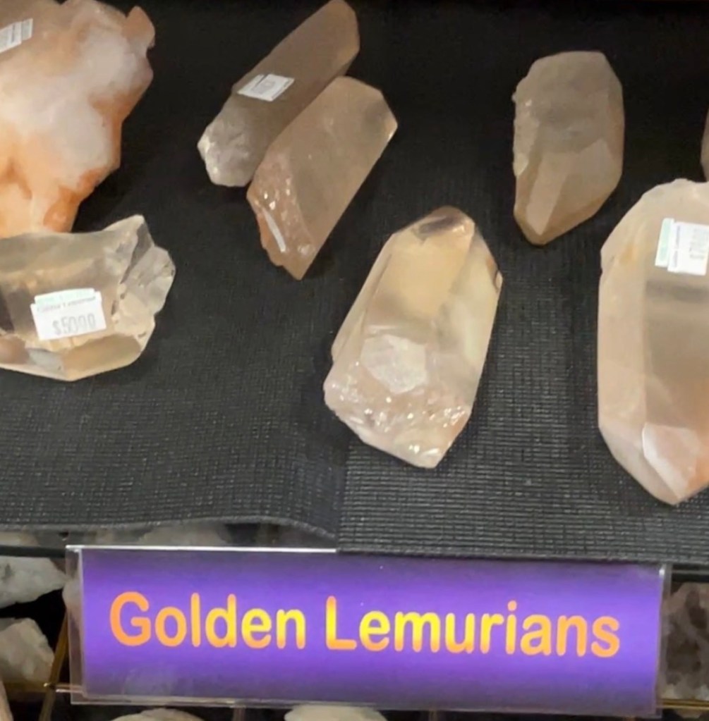 拜访水晶商店，与星际家人重聚【雪士达山疗愈之旅 60】——水晶以无声的光语与你沟通，这种超越言语的交流在以太层面重塑着你的光体结构，为接下来的灵性飞跃做准备