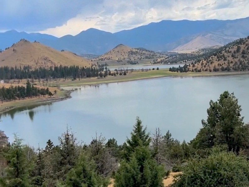 雪蔕娜湖，液态蓝宝石的宇宙记忆【雪士达山疗愈之旅 65】——雪蒂娜湖的水分子会自然排列成六角形结构，这种水结晶能有效转化负面情绪为宁静的喜悦