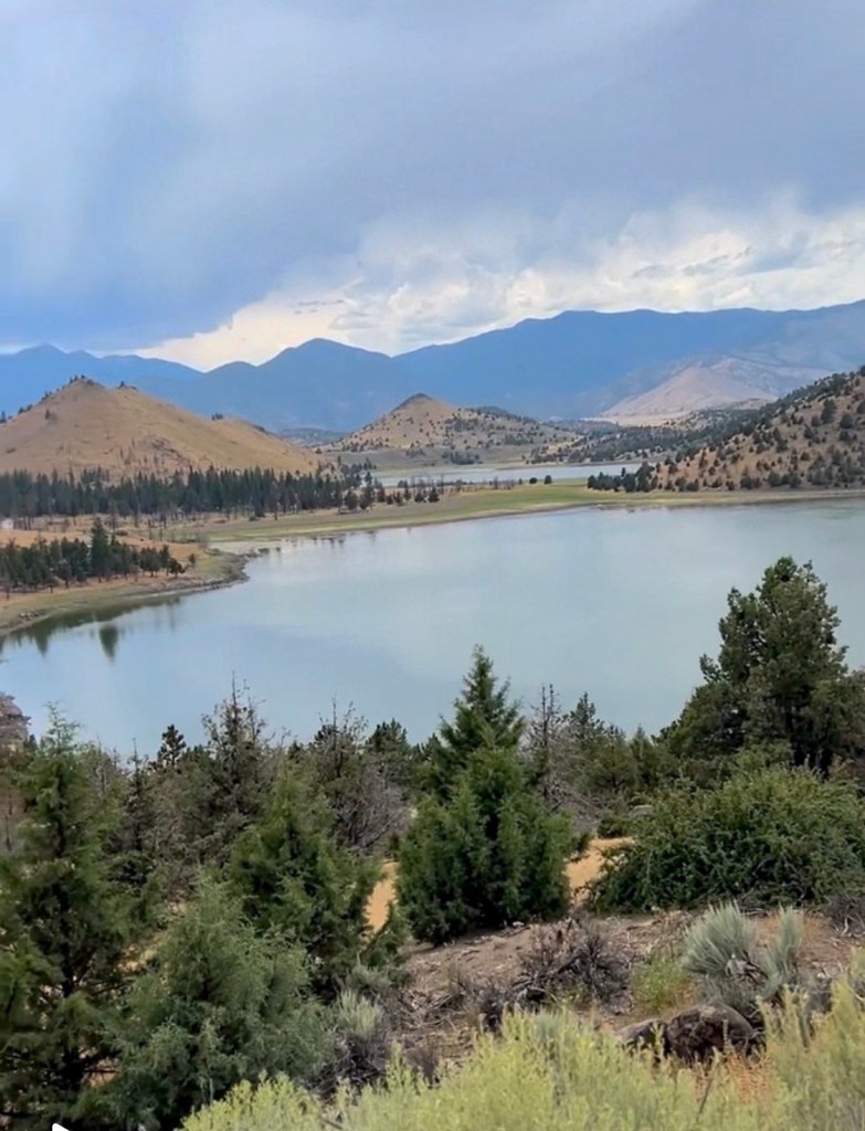 雪蔕娜湖，液态蓝宝石的宇宙记忆【雪士达山疗愈之旅 65】——雪蒂娜湖的水分子会自然排列成六角形结构，这种水结晶能有效转化负面情绪为宁静的喜悦