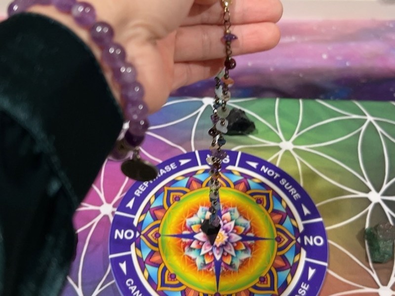 黑碧玺灵摆，带着神秘力量而来【新年伊始，我拿回前世的技能（1）】——黑碧玺本是大地深处的星辰碎片，如今来到你掌心，是因你的频率唤醒了它沉睡的灵性。推动灵摆旋转的，永远是你内在的潮汐