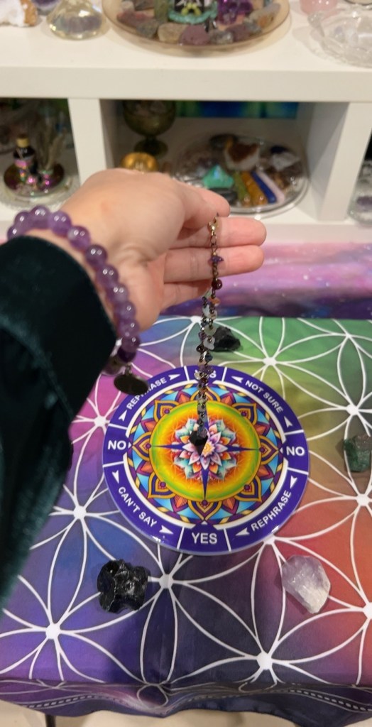 黑碧玺灵摆，带着神秘力量而来【新年伊始，我拿回前世的技能（1）】——黑碧玺本是大地深处的星辰碎片，如今来到你掌心，是因你的频率唤醒了它沉睡的灵性。推动灵摆旋转的，永远是你内在的潮汐