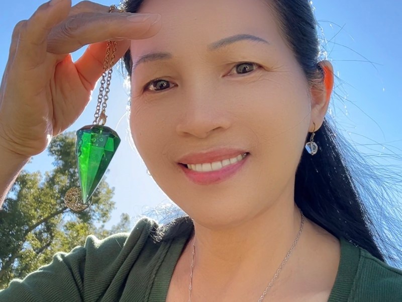 （2）新年伊始，拿回前世的技能【安达拉水晶祖母绿灵摆，大天使拉斐尔与希拉灵大师的临在】——摆锤给出的答案并非来自自我，而是来自至高无上的神圣源泉，因为每个摆锤都与阿卡西记录的能量场相调谐，并承载着大天使梅塔特隆的守护和指引