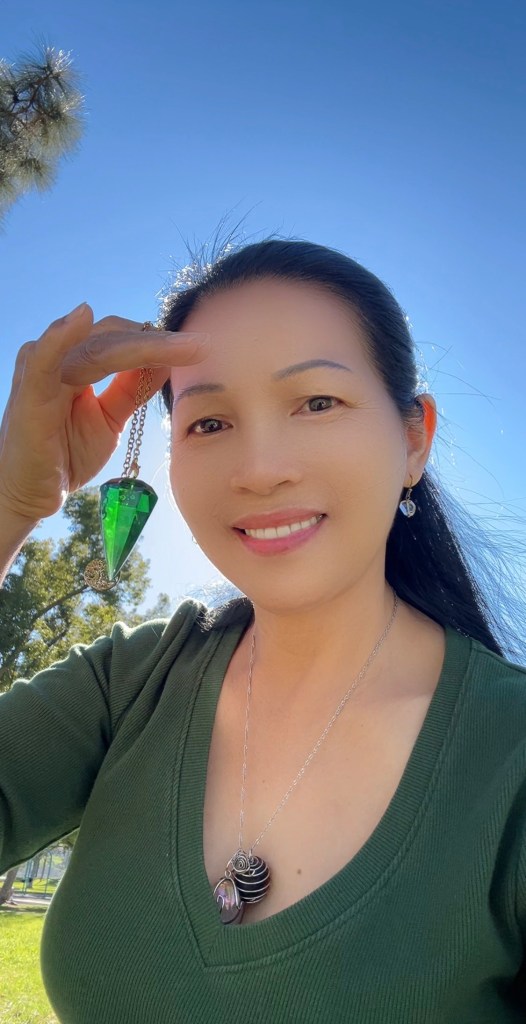 （2）新年伊始，拿回前世的技能【安达拉水晶祖母绿灵摆，大天使拉斐尔与希拉灵大师的临在】——摆锤给出的答案并非来自自我，而是来自至高无上的神圣源泉，因为每个摆锤都与阿卡西记录的能量场相调谐，并承载着大天使梅塔特隆的守护和指引