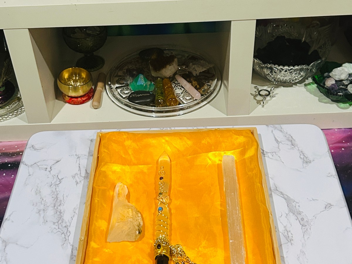 水晶权杖，光之宝剑【新年伊始，拿回前世的技能（3）】——紫水晶与透石膏魔杖，点石成金的疗愈工具