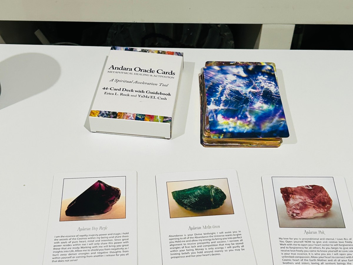 雨声如歌中，安达拉神谕卡传递爱的祝福