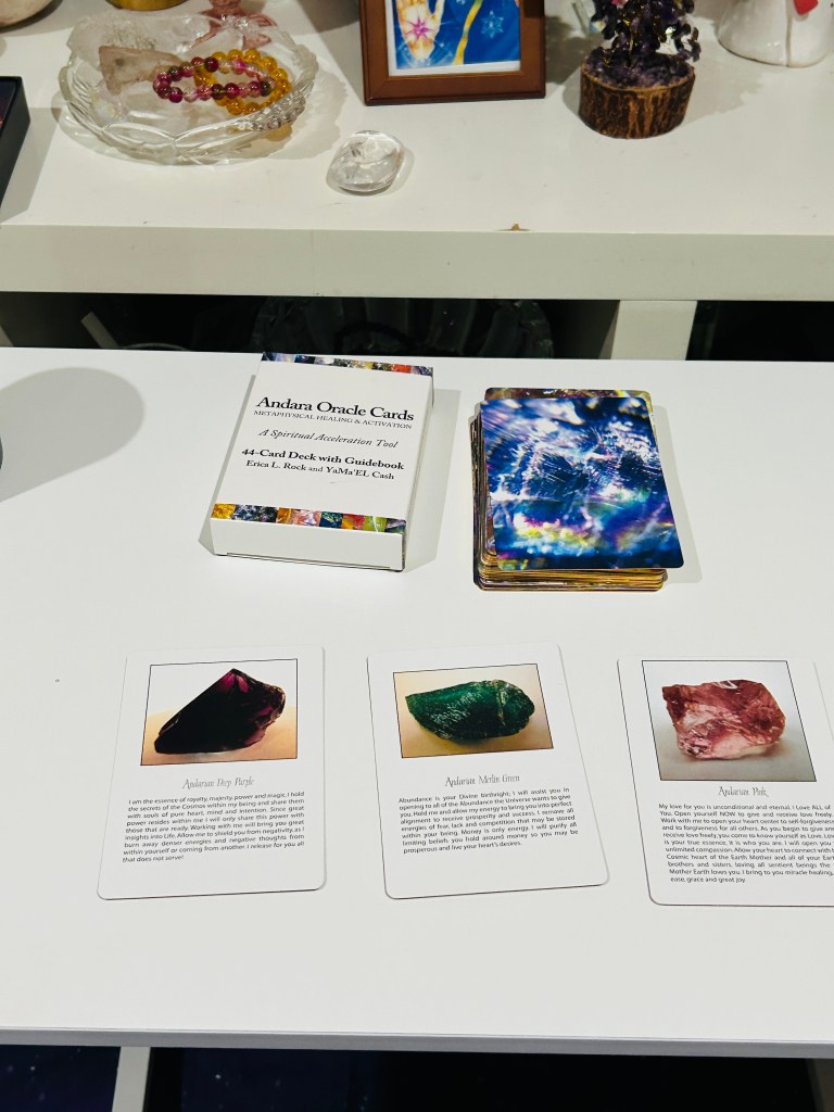 雨声如歌中，安达拉神谕卡传递爱的祝福