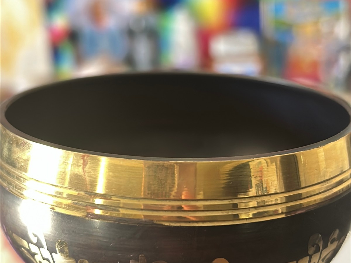 颂钵的能量奥秘与使用——颂钵只是一个工具，真正伟大的疗愈师，是你那颗渴望回归和谐、宁静与爱的本心。你已不是在学习一项技能，而是在忆起你本自具足的疗愈之力