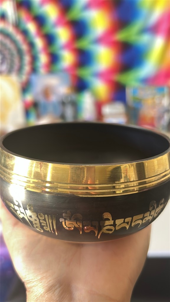 颂钵的能量奥秘与使用——颂钵只是一个工具，真正伟大的疗愈师，是你那颗渴望回归和谐、宁静与爱的本心。你已不是在学习一项技能，而是在忆起你本自具足的疗愈之力